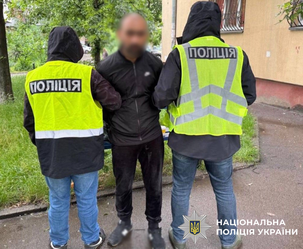 Погрожували гранатою: у Києві двоє іноземців тероризували перехожого