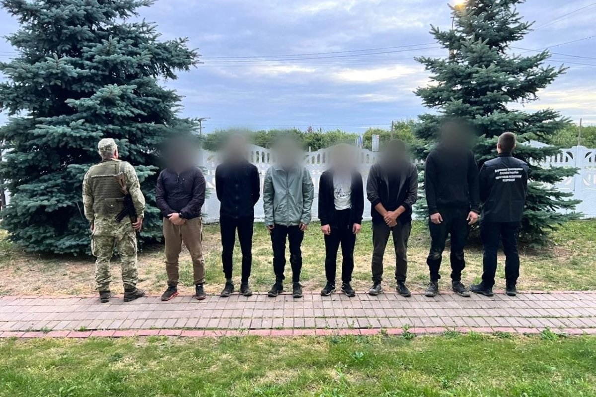 Йшли в Угорщину: прикордонники викрили групу порушників