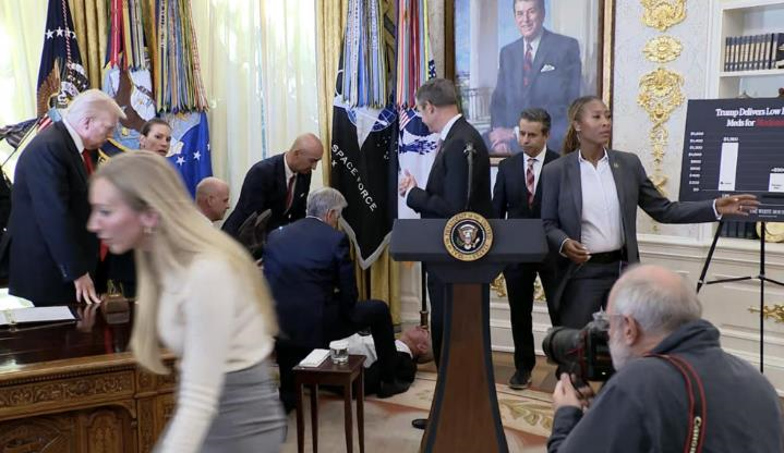 Новини світу - У Білому домі чоловік знепритомнів під час брифінгу Трампа