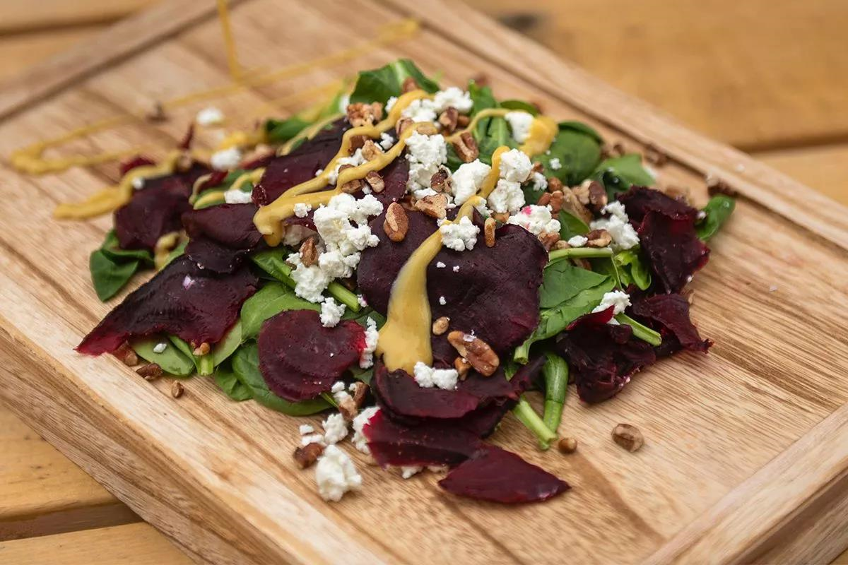 Без категорії - П’ять простих рецептів салатів із буряком та козячим сиром