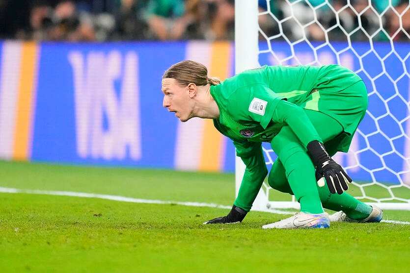 Новини спорту - Сафонов, граючи за ПСЖ, на пенальті зламав собі руку