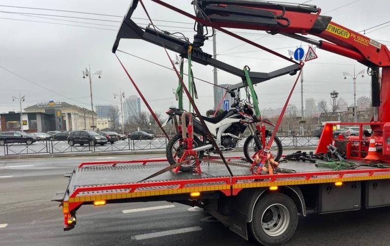 Новини Києва - У Києві вперше евакуювали мотоцикл за порушення ПДР