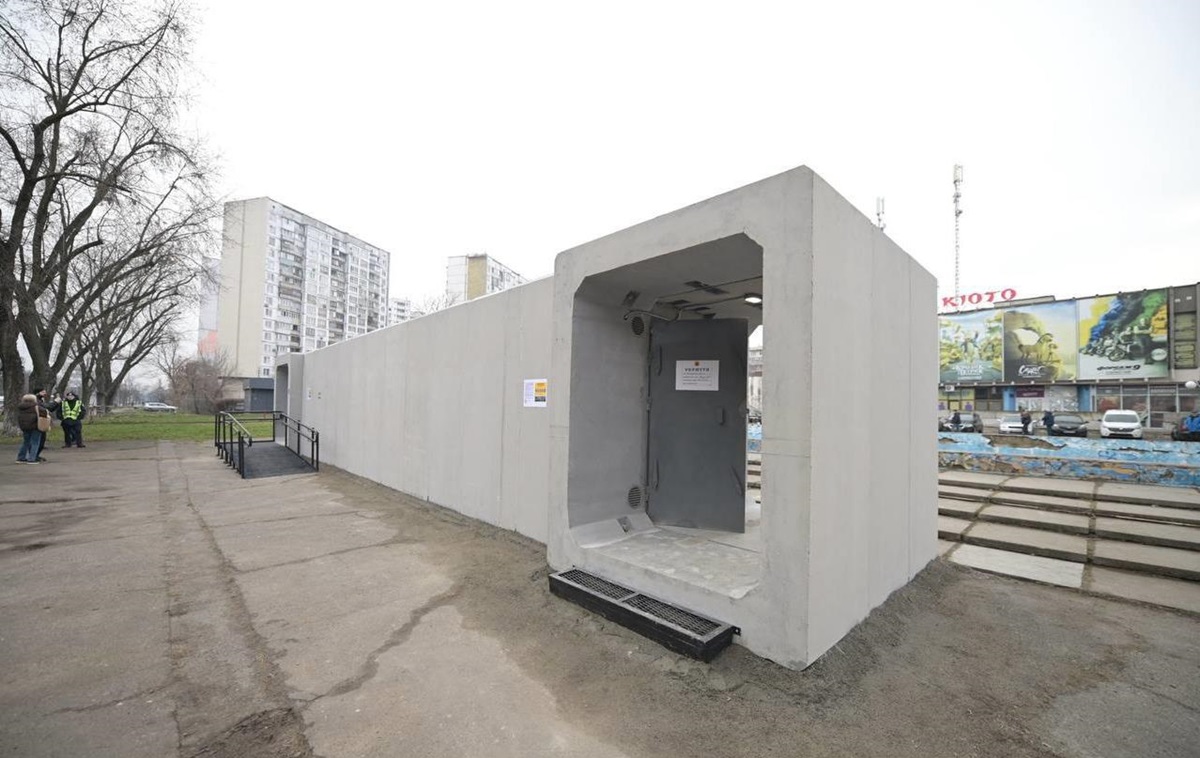 Новини Києва - У Києві встановили перше мобільне укриття