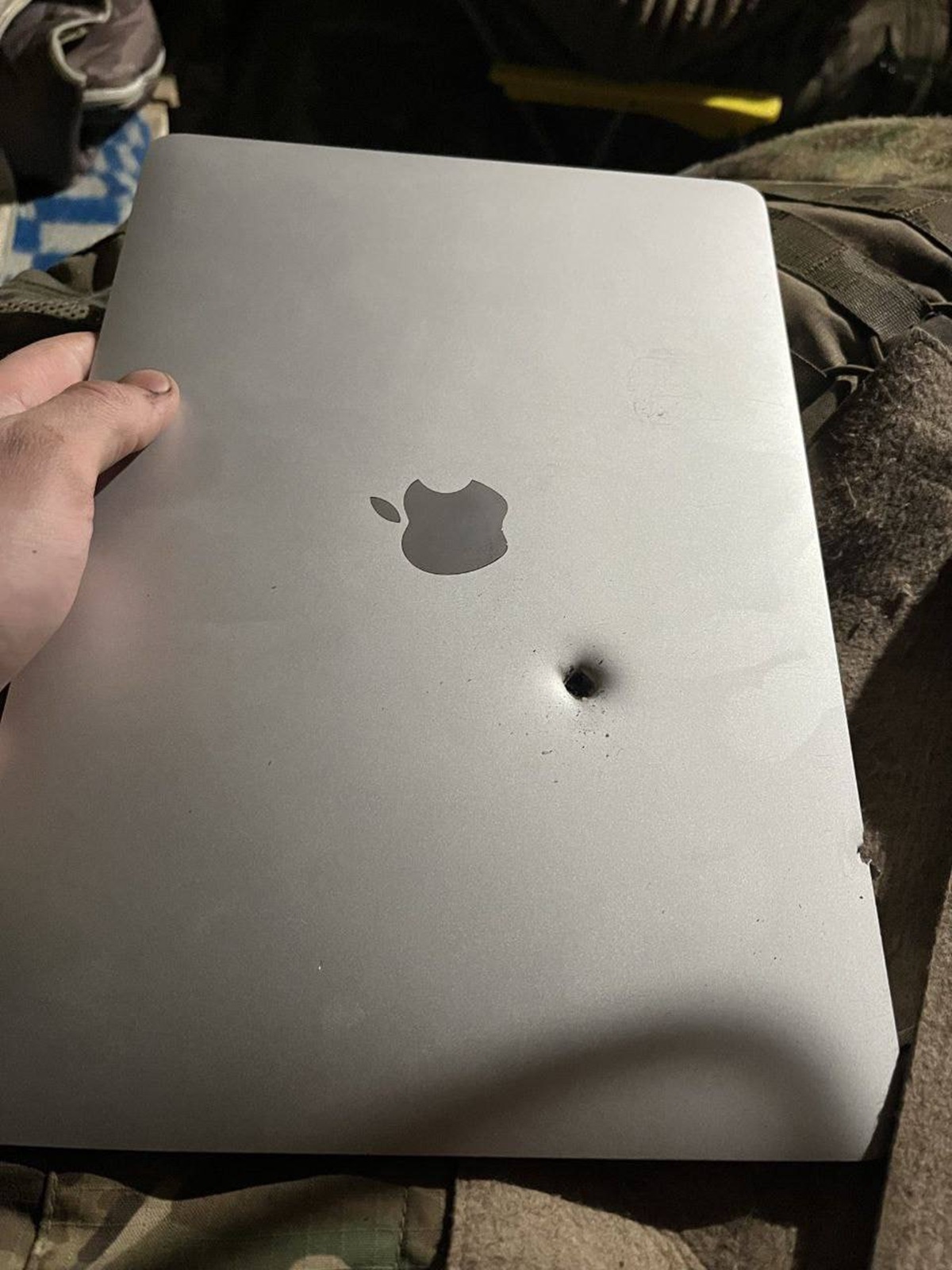 Технології - MacBook зберіг життя військовому, зупинивши уламок снаряда